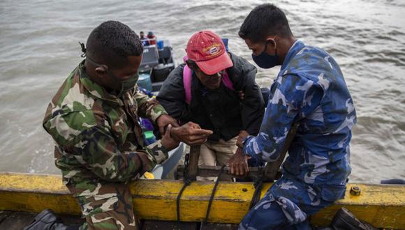 Los miembros de la Marina ayudan a evacuar a las personas de las comunidades de Karata y Wawa Bar antes de la llegada del huracán Iota a Bilwi, Puerto Cabezas, Nicaragua. (Foto: AFP / STR).