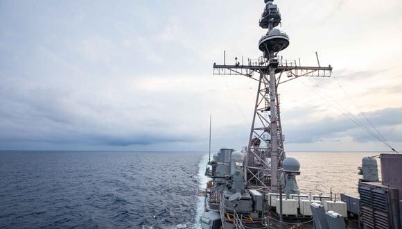 El crucero de misiles guiados de clase Ticonderoga USS Chancellorsville (CG 62) transita por el Mar de China Oriental en el Estrecho de Taiwán durante operaciones de rutina en curso, el 28 de agosto de 2022. (Foto de Justin Stack / US NAVY / AFP)