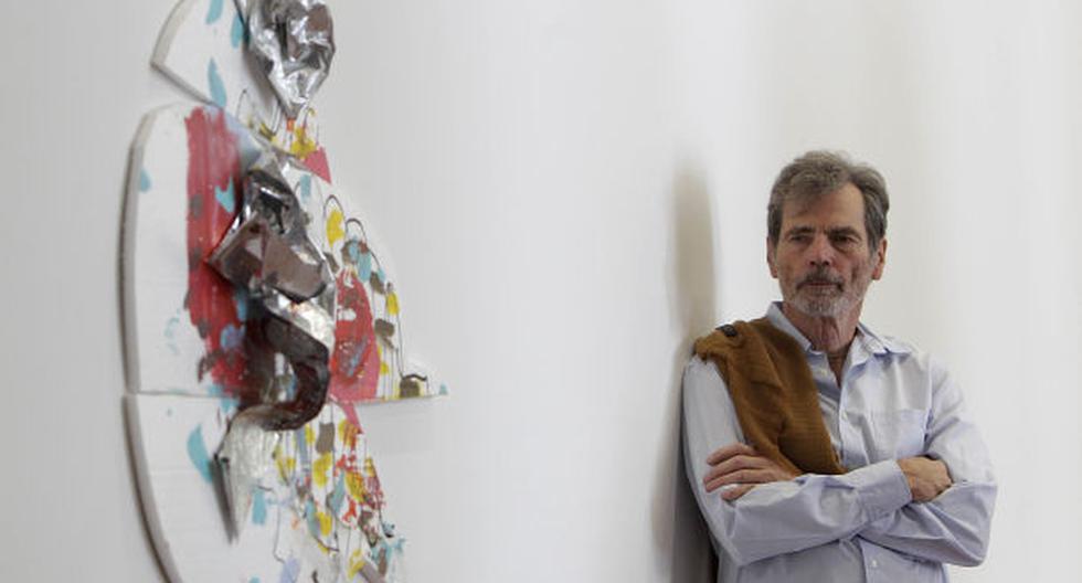El artista estadounidense Richard Tuttle posa junto a una de sus obras  durante su muestra titulada \"To the night sky of Lima\" (Al cielo nocturno de Lima) con la que espera hacer la vida \"mejor y más rica\" al público peruano, para alcanzar así \"un mu