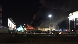 El incendio que afecta supermercado Wong de Asia en imágenes