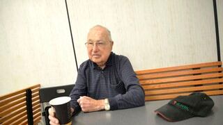 El hombre de 95 años que feliz recibe café y plátanos a cambio de su trabajo diario en una tienda