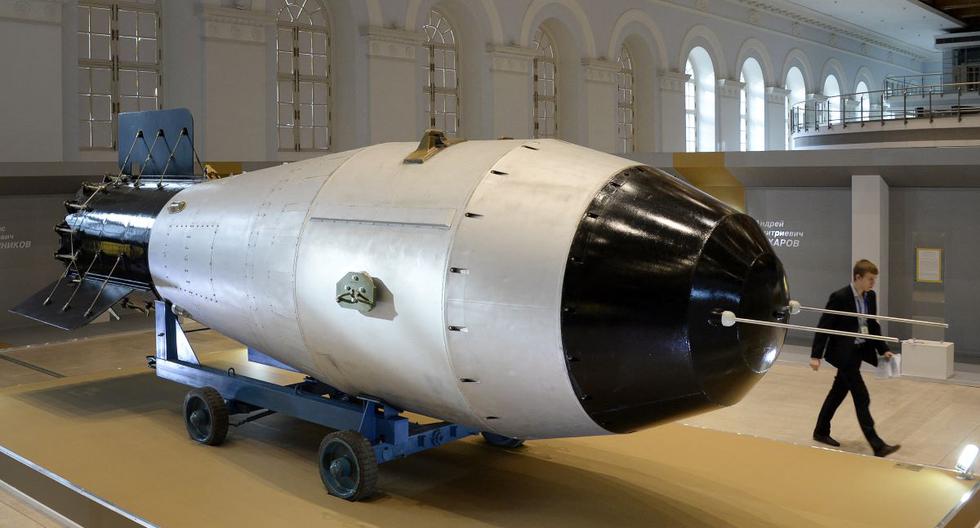 Una réplica de la bomba de hidrógeno AN-602 soviética (Bomba del Zar) se muestra en la exposición dedicada al 70 aniversario de la industria nuclear de Rusia el 1 de septiembre de 2015. (AFP FOTO / ALEXANDER NEMENOV).