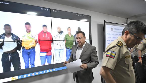 El Ministro del Interior de Ecuador, Juan Zapata, sale luego de dar un informe sobre las detenciones realizadas por el asesinato de Fernando Villavicencio, en la sede de la Policía en Quito, el 10 de agosto de 2023. (Foto de Rodrigo BUENDIA / AFP)