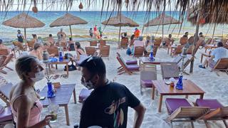 El Caribe mexicano recibe miles de turistas para reactivar la economía pese al temor a ola de coronavirus