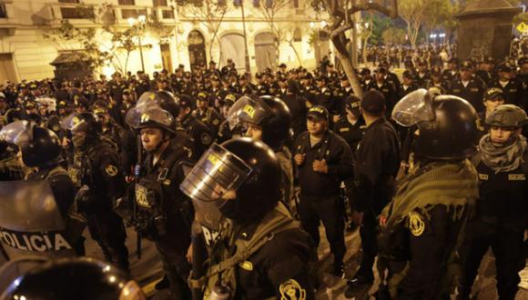 Imagen donde se aprecia a un grupo de policías durante manifestaciones ciudadanas en la ciudad de Lima el pasado 15 de diciembre | Foto: Renzo Salazar / @photo.gec