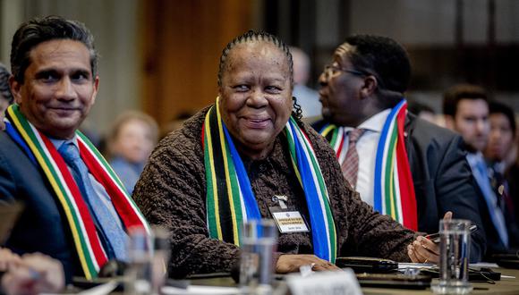 La ministra sudafricana de Relaciones Internacionales y Cooperación, Naledi Pandor (centro), asiste al anuncio del veredicto de la Corte Internacional de Justicia (CIJ) en el caso de genocidio contra Israel, presentado por Sudáfrica, en La Haya el 26 de enero de 2024. (Foto de Remko de Waal / ANP / AFP)