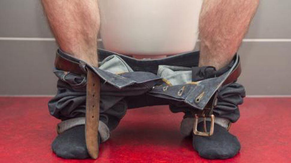 Para hombres con STUI, la posición sentada registra un perfil urodinámico más favorable. (Foto: Getty Images)