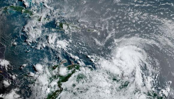 Esta imagen de satélite proporcionada por la Administración Nacional Oceánica y Atmosférica muestra al huracán Elsa moviéndose a través del Caribe, sobre Barbados. (Foto: NOAA / NESDIS / STAR VA vía AP).