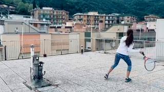 Tenistas italianas se divierten jugando partido desde la azotea de sus edificios | VIDEO