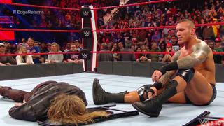 WWE RAW: Randy Orton traicionó a Edge, en su regreso, atacándolo con una silla [VIDEO]