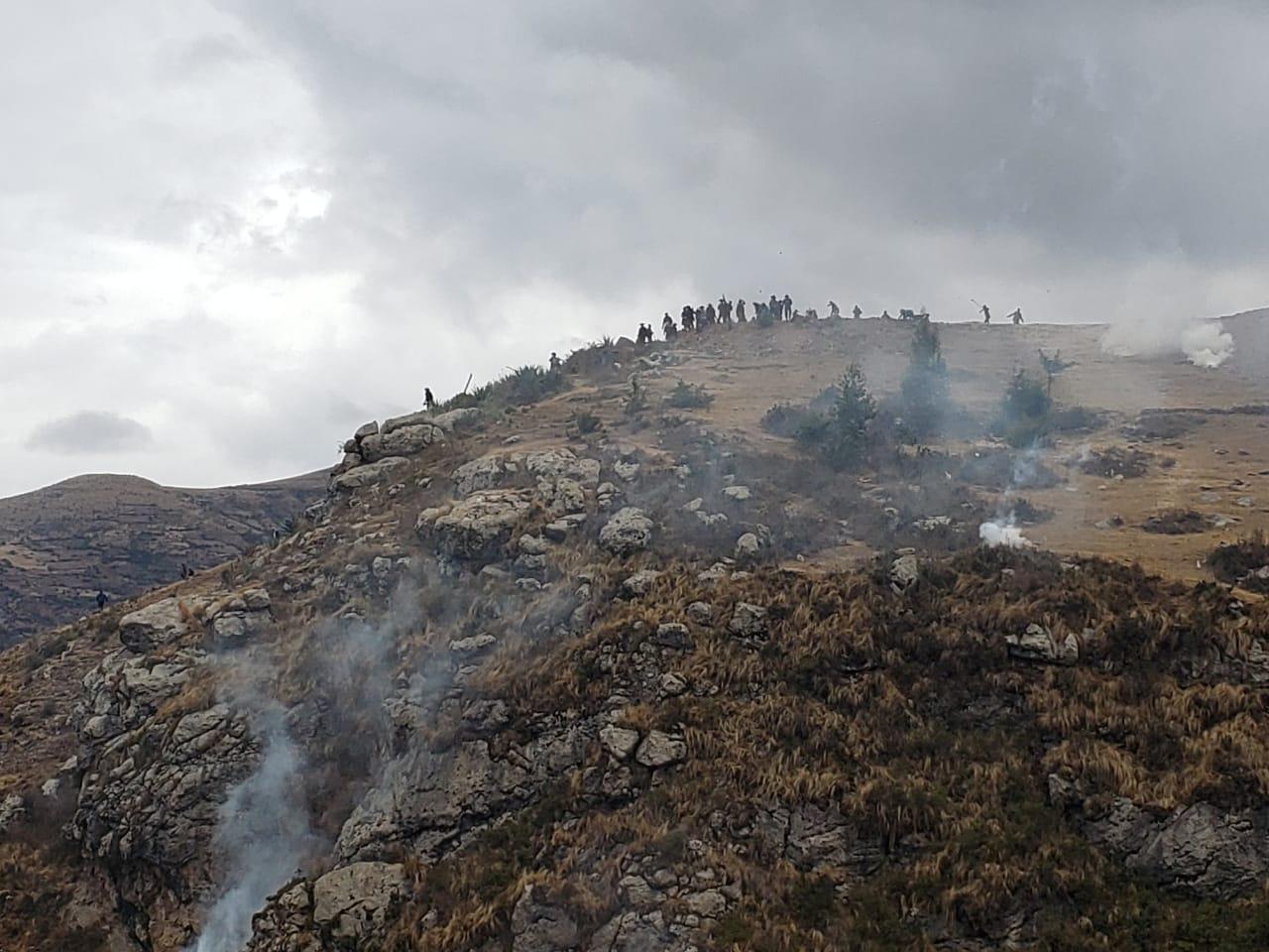 La pugna entre la población y la policía. (Foto: cortesía)
