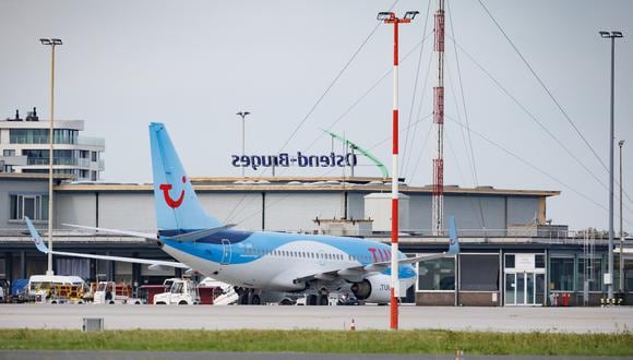 Esta fotografía tomada el 18 de octubre de 2023 muestra un avión Tui con el número de cola OO-JAR, estacionado en la pista del aeropuerto de Ostende después de que fuera desviado de su destino original, el aeropuerto de Lille-Lesquin, tras una amenaza de bomba. (Foto de KURT DESPLENTER / Belga / AFP)