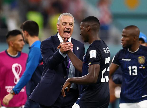 Soccer Football - FIFA World Cup Qatar 2022 - Group A - Netherlands v Ecuador - Khalifa International Stadium, Doha, Qatar - November 25, 2022 Ecuador coach Gustavo Alfaro celebrates with Moises Caicedo after the match REUTERS/Siphiwe Sibeko