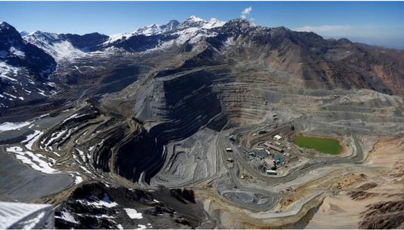En la imagen de archivo una vista aérea de la mina a cielo abierto Andina de CODELCO (izquierda) y Los Bronces de Anglo American (al frente) en la Cordillera de los Andes, Chile, 17 de noviembre de 2014. REUTERS / Ivan Alvarado