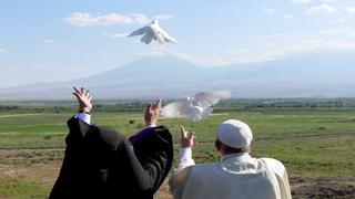 Papa y patriarca armenio liberan palomas blancas hacia Turquía