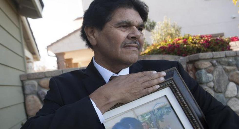 El Dr. Robert Olvera sosteniendo el cuadro de su hija, que murió a los 25 años. (Foto: ocregister.com)