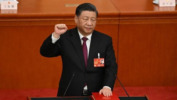El presidente de China, Xi Jinping, bajo juramento después de ser reelegido presidente por tercera vez durante la Asamblea Popular Nacional (APN) en el Gran Palacio del Pueblo en Beijing el 10 de marzo de 2023. (Foto de NOEL CELIS / AFP)