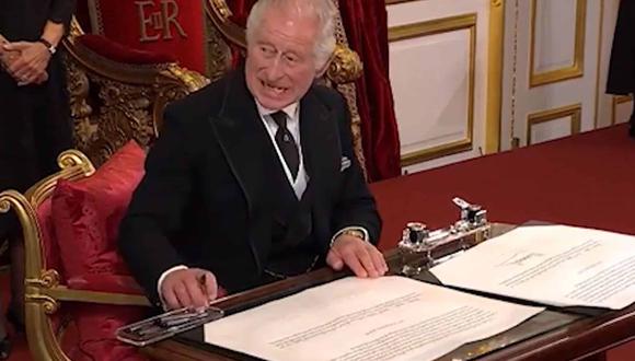 El gesto del rey Carlos III hacia sus asistentes por el que le tildan de déspota. (Captura de video).