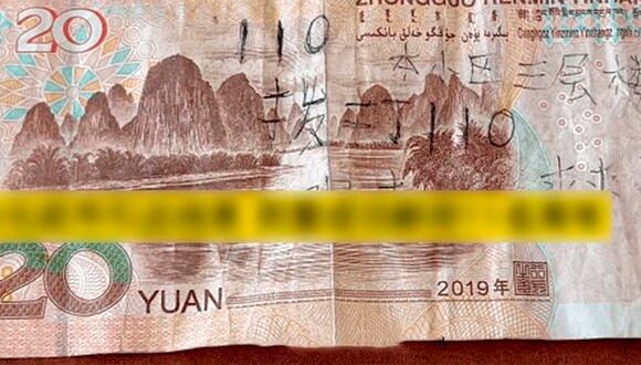 Este fue el billete que encontró la niña con el mensaje de auxilio escrito por una de las personas retenidas.| Foto: Baotou