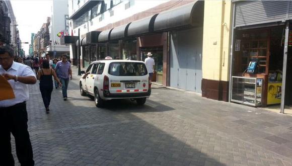 Taxi invade vía peatonal del centro de Lima