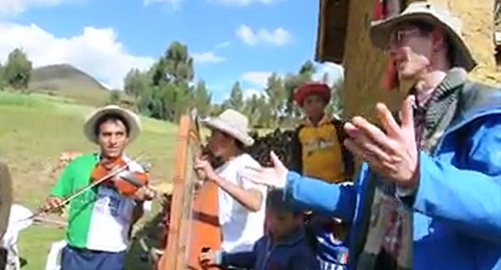 Un extranjero cantando un huayno en quechua es la sensación en las redes sociales.(Foto: YouTube)