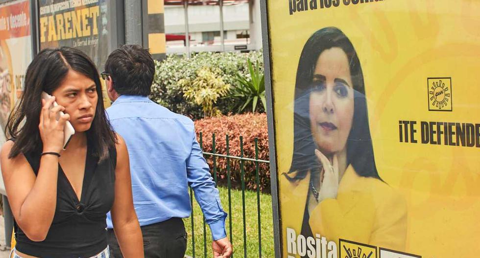 Ciudadanos caminan frente a una valla de publicidad electoral. Las elecciones han dado una rara oportunidad al presidente Vizcarra. (Foto: EFE/ Christian Ugarte)