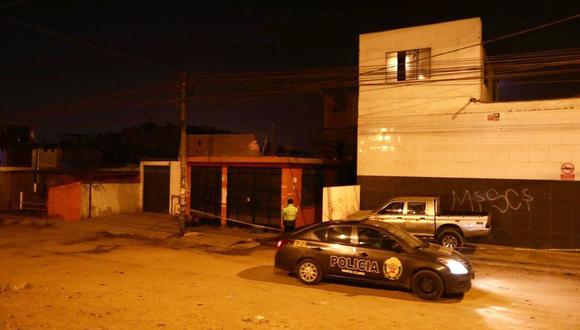 Agentes de la Policía Nacional resguardan el lugar donde ocurrió el incendio, el viernes 22 de julio. (Foto: GEC)