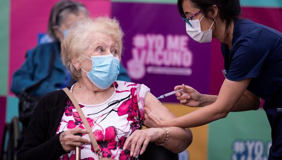 Una persona recibe la primera dosis de la vacuna china Sinovac contra el covid-19 en un centro de salud en Santiago (Chile). (Foto: EFE/ Alberto Valdés).