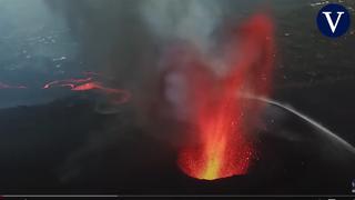 El impactante vuelo de un dron sobre las bocas del volcán de La Palma | VIDEO
