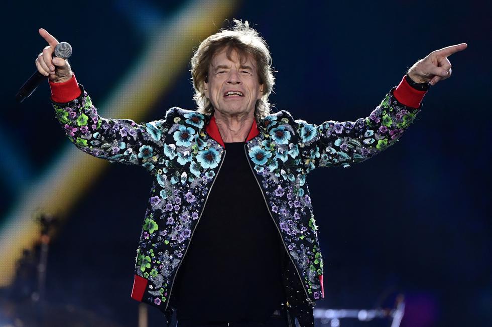 Mick Jagger cumplió el 26 de julio 80 años- sin que la edad o sus excesos hayan afectado demasiado la energía arrolladora que despliega en escena junto a los Rolling Stones. A propósito de la fecha, aquí repasamos algunas de las mejores frases que ha pronunciado en sus ocho décadas en esta tierra. 
 (Photo by BERTRAND GUAY / AFP)