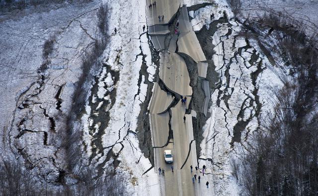 Así se abrió la tierra en Anchorage tras el potente terremoto en Alaska. Vista aérea de los daños en la carretera Vine Road, al sur de Wasilla. (AP).