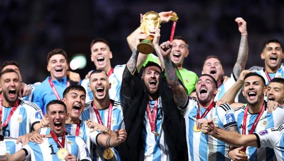 Por primera vez en la historia del fútbol, Lionel Messi levantó la Copa del Mundo con Argenitna.