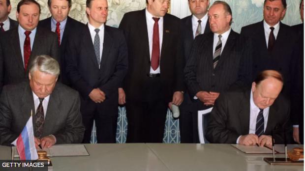 Boris Yeltsin and Stanislav Shushkevich signing the Belavezha Treaty on December 8, 1991. (GETTY IMAGES)