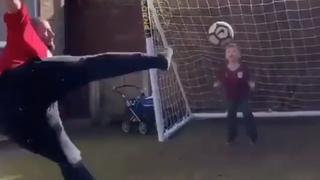 YouTube viral: hombre le tiró un pelotazo en la cara a su hijo mientras jugaban fútbol [VIDEO]