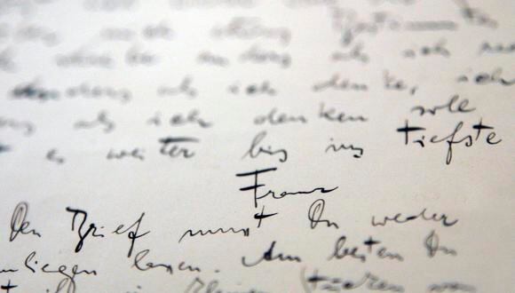 Kafka legó sus escritos a Brod poco antes de morir de tuberculosis en 1924, al parecer con las instrucciones de que su amigo quemara los documentos sin leerlos. (Foto: EFE)