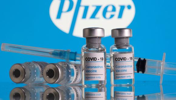 En esta ilustración tomada el 9 de febrero de 2021, se ven viales etiquetados como "Vacuna contra el coronavirus COVID-19" y una jeringa frente al logotipo de Pfizer. México recibirá este martes 491.400 dosis. (REUTERS/Dado Ruvic).