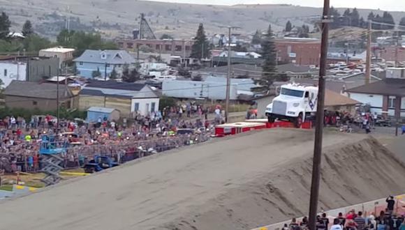 YouTube: Récord del salto más largo con un camión