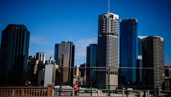 Un corredor se ejercita en la ciudad de Brisbane el 30 de junio de 2021, mientras  rige un confinamiento para luchar contra la variante Delta del coronavirus. (Foto de Patrick HAMILTON / AFP).