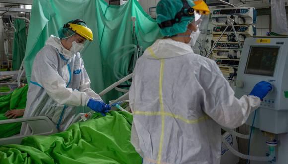 Una fotografía tomada el 29 de abril de 2020 muestra al personal médico con equipo de protección personal (EPP) mientras tratan a un paciente infectado con la enfermedad Covid-19 en el Hospital St Janos de Budapest (Hungría). (KAROLY ARVAI / POOL / AFP).