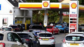 ¿Por qué hay largas filas de autos en las gasolineras del Reino Unido?