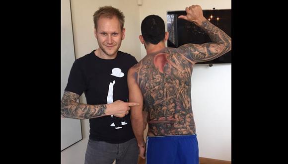 Carlos Tevez cubrió con impresionante tatuaje toda su espalda