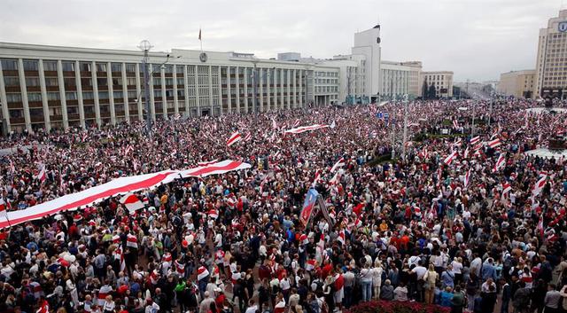 Miles de personas asisten a una protesta contra los resultados de las elecciones presidenciales Bielorrusia de hace dos semanas donde el presidente Alexander Lukashenko logró la reelección. (Foto: EFE / EPA / TATYANA ZENKOVICH).