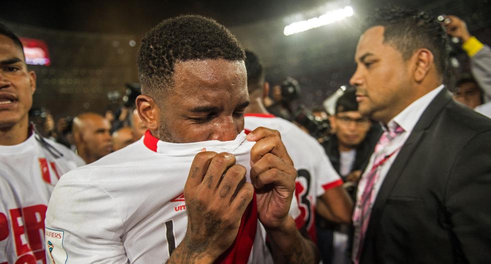 Jefferson Farfán llora tras el triunfo de Perú sobre Nueva Zelanda el 15 de noviembre de 2017. (Foto: AFP)