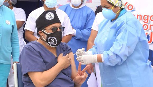 Médico José Jordán Morales recibe la primera dosis de la vacuna contra el covid-19 en la región Junín. Foto: ANDINA / Pedro Tinoco.