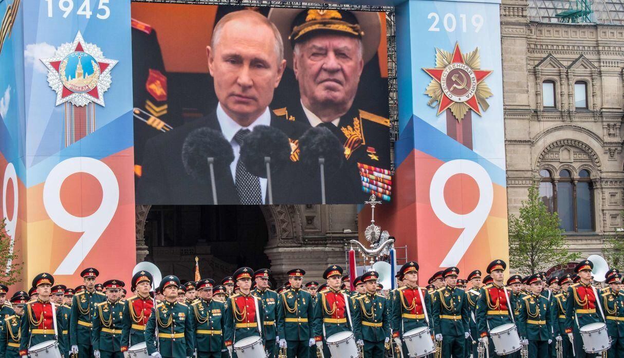 Este año, los desfiles se celebraron en otros lugares del país además de Moscú, desde Volgogrado, antigua Stalingrado, al puerto crimeo de Sebastopol, además de en las bases militares rusas en Siria. (AFP)