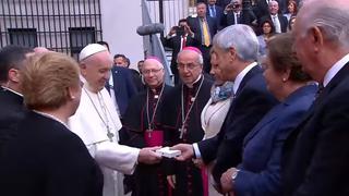 El gélido saludo a Sebastián Piñera por el papa Francisco [VIDEO]