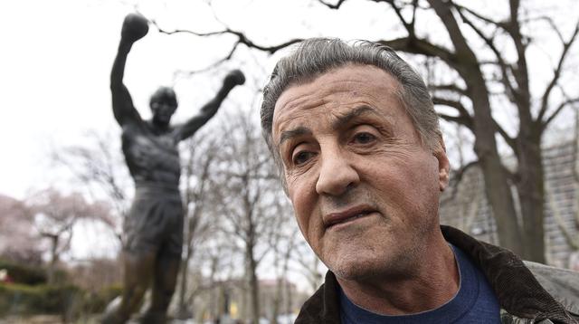 Sylvester Stallone visitó su estatua en Filadelfia (Pensilvania, EE.UU.) y registró el momento en Instagram. (Foto: AP)