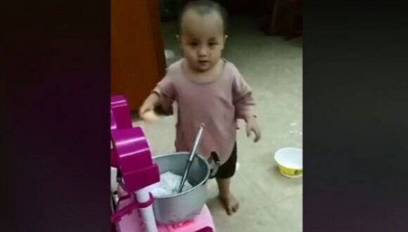 Este niño se robó el corazón de Facebook al cocinar en una olla de juguete. (Foto: Captura de Facebook)