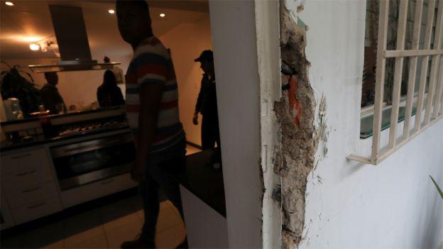 Daños en la entrada de la residencia de Roberto Marrero, jefe de personal del líder opositor Juan Guaidó, quien fue detenido por agentes de inteligencia venezolanos, como denuncia la oposición.