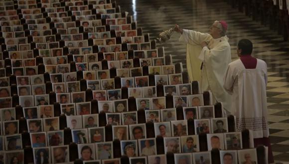Más de 5 mil fotografías enviaron los deudos de los fallecidos por COVID-19. Monseñor Castillo dijo que estas muertes dejan “un sabor amargo y duro” que puede transformarse en esperanza (Anthony Niño de Guzman / GEC)